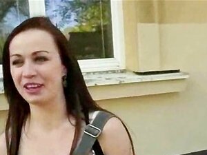Bebé Amateur Muestra Sus Tetas Y Su Culo Follado Por Un Poco De Dinero