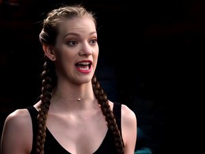 Esclava Pelirroja Atada En Una Suspensión Por El Maestro