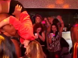 Обућена слаткица пуши црни курац