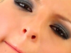 Give Me Pink Eve Schuift Een Dildo In Haar Zoete Roze Kutje