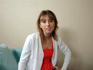 Gorąca Przyrodnia Siostra Uczy Swojego Przyrodniego Brata, Jak Lizać I Pieprzyć. Przyrodnia Siostra Martwi Się, że Jej Przyrodni Brat Jest Poza Jego Ligą, Więc Pokaże Mu, Jak Zadowolić Dziewczynę. Najpierw Może Zobaczyć, Jak Się Zaspokaja. Ona Pociera Swo