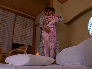 Die Asiatische Süße Aino Kishi Wird Hart In Ihrem Seidenkimono Gefickt Und Spürt Ihren Heißen Süßen Körper In Diesem Sexy Kimono. Der Schwanz Dieses Typen Wurde Hart, Bevor Sie Ihn überhaupt Einmal Leckte. Sie Lutscht Ihn Und Leckt Ihn Wie Einen Lutscher 