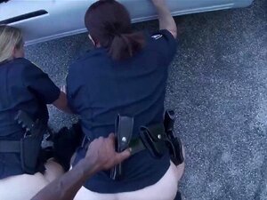 Напрлитани полицајци хапсе криминалца да их јебе у јавној уличици. Врући груби напаљени полицајци хапсе перверзњака који шуња по мирном крају и терају га да им јебе обе пичке