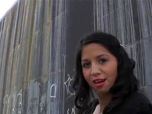 Gladna Kurva Voli Biti Na Koljenima U Javnosti