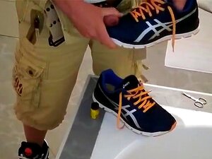 Asics Running Sneaker Otrzymują Wycięcie I Wytrysk W środku..., Próbowali Wyciąć Otwory Na Tych Asics... Nie Udało Się, Ale W Każdym Razie Był To Godny Podziwu Akt... Mam Nadzieję, że Ci Się Spodoba,-)