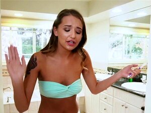 Dečko želi Trojac Sa Svojom Curom. Kad Seksi Brineta Avery Adair Sazna Da Njen Dečko želi Trojku, Poziva Svoju Najbolju Prijateljicu Abellu Danger, A Zatim Ih Dvojica Puše I Jebu Njegov Veliki Kurac