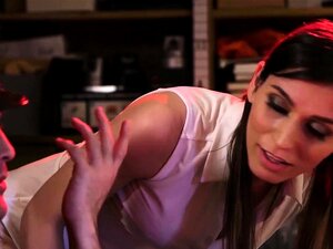 Guarda De Seguridad Perezoso Se Folló A Su Adorable Jefa Shemale