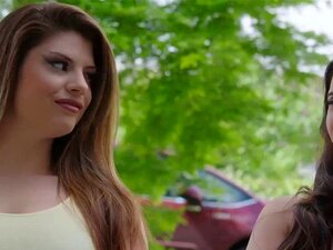 Домаћице МИЛФ-ови обе кувају питу за комшију са великим курцем. Домаћице MILF-ови Ева Ловиа и Луциа Лове кувају питу за великог курастог комшију и јебу га у кухињи