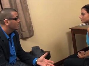 Het äldre Kille Knullar En Fransk Brunettängel Analt, Sexig Sötnos I Sportkläder Blir Knullad Av En Fransk Kille I Kostym. Han Leker Med Hennes Bröst Innan Han Börjar Knulla Henne