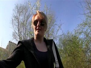 Плавуша Чехиња са савршеним сисама плаћена је да показује и јебе