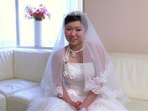 Chica Japonesa Con Vestido De Novia Emi Koizumi Recibe Una Polla Dura En La Boca Sin Censura.