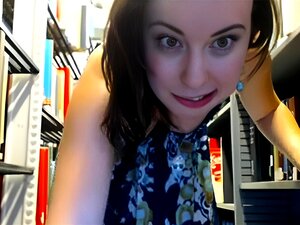 Kijk Hoe Een Verleidelijke Femme Fatale Haar Wilde Kant Loslaat In Een Stomende Striptease In De Bibliotheek. Deze Amateur Brunette Laat Je Smachten Naar Meer! Maak Je Klaar Voor Een Opwindende Solo Show Die Je Verlangens Zal Aanwakkeren.