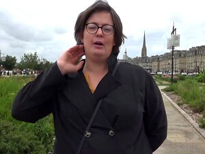 Barbara, Ond Och Rund, Bedrar Sin Pojkvän För En Värdefull Sodomi