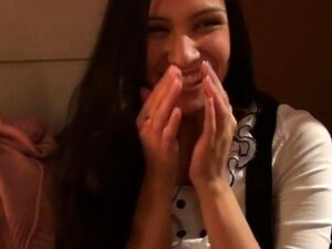 Privlačna Brineta Puši Za Novac