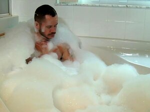 Des Grosses Queues Supplémentaires Relâchent La Pression Dans Le Bain