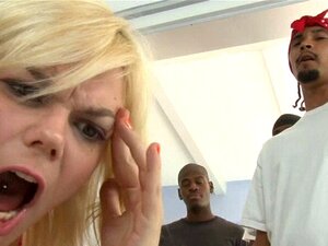 Slampig Blond Hora Alice Frost Gillar Att Få Sitt Tajta Rövhål Och Saftiga Fitta Bankad Och Fylld Med Sperma Av Stora Svarta Kukar På Soffan