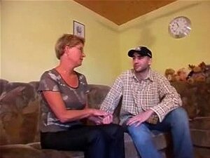 Прободена зрела жена са наочарима јебе се