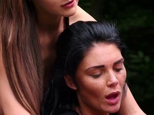 Gatas Britânicas Fazendo Boquete. Gatas Britânicas Cfnm Dando Boquete Para Perdedores Nus Ao Ar Livre