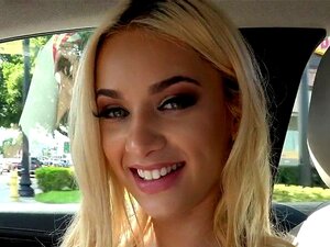 La Linda Ladrona Salvada Es Follada En El Coche. Después De Salvar A La Rubia Ladrona, La Rebelde Uma Jolie, Huyendo, Le Da Favor A Un Extraño En Su Coche Y Solo En Sus Calcetines Mete Su Gran Polla En Su Coño Depilado En Público