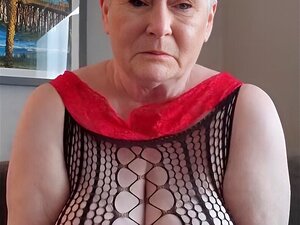 Stoute Oma Praat Onzuiver En Masturbeert Met Een Seksspeeltje