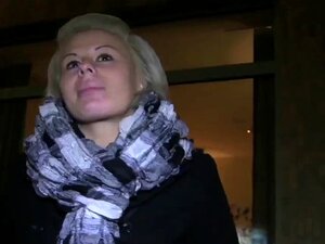 Napalone Agentki W Porno Oszukują Blondynkę, żeby Się Pieprzyła