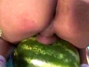 Shemale јебе лубеницу