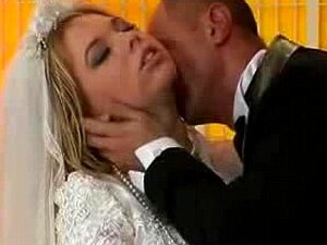 Reiten Auf Der Mama Mit Einem Riesigen Schwanz Auf Der Couch - Schau Mehr Dazu: