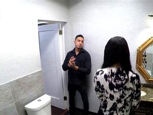 Esta Morena Sexy Está Pronta Para Ser A Creeper Online Ne. Esta Morena Sexy Está Pronto Para Ser A Nova Vítima Creeper Online! Veja-a Gemer Contra Sua Vontade. Junte-se à Página E Encontre Mais Pornografia Amadora Hardcore De Bondage