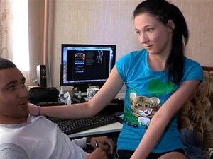 Она се све брже и брже везује за њега плачући све гласније. Све брже се везује за њега плачући све гласније и гласније у ишчекивању незаборавних оргазама