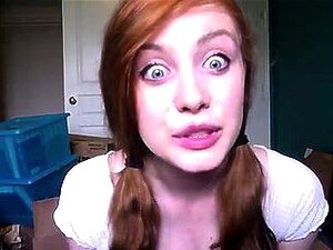 Црвенокоса се самозадовољава на камери