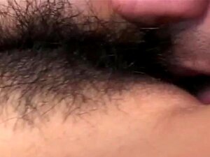 Hitomi Ikeno穿着渔网袜,毛茸茸的小穴在口交后被狠狠操弄。