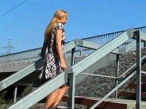 Meando En El Piso De Arriba