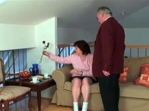 Baka Još Uvijek Voli Kurac, Vrlo Zločesta Brineta Baka Kurva S Lijepim Velikim Sisama Postaje Gola I Napaljena Sa Svojim Muškarcem. Puši Mu Veliki Kurac I Kasnije Joj Se Sise Jebu