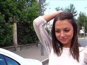 Foxy Krijgt Een Ritje Op Een Vreemde Mooie Auto