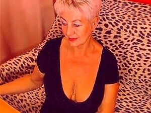 Oma Masturbiert Und Kommt Vor Der Kamera