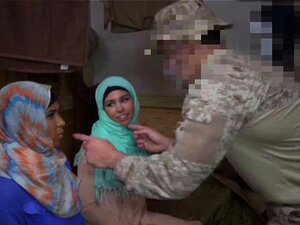 两个阿拉伯辣妹和美国士兵。所以我们在军营里搞定了这两个阿拉伯辣妹,和几个饥渴的美国士兵一起