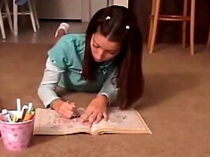 Διασκέδαση στο σπίτι, η καυτή Chloe βγάζει το εσώρουχό της και αρχίζει να παίζει με το γλυκό μουνί της. Δες και απόλαυσε πόσο βρώμικη και καυλωμένη είναι πραγματικά!