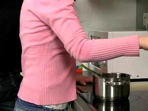 Jego żona Wychodzi, A On Pieprzy Swojego Kumpla