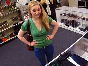 Hübsches Blondes Babe Verkauft Ihre Sachen Und Wird Von Bauernmann Im Hinterzimmer Gegen Eine Perlenkette Gefickt