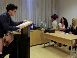 Brit Fetish Babe Zuigt Professor. Brit Fetish Babe Zuigt Professoren Lul Stiekem Terwijl Hij Lezingen