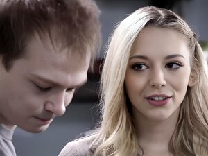 Serveerster Kleine Boobed Cutie BWC Geneukt Op Haar Werkplek
