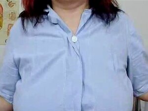 Rödhårig Enorm Bröst Mamma Sprider Sin Håriga Fitta