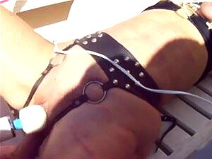 Borsten *** En Kut Buiten Gestimuleerd. Roodharige Slaaf Met Borsten *** Krijgt Haar Kut Gestimuleerd Door Een Vibrator En Kreunt Als Een Sexy Klein Meisje