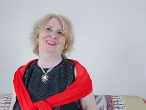 79-årig Mormor I Heta Nätnylonstrumpor Försöker För Första Gången Att Knulla Sin Tajta Analöppning