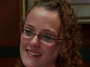 AMATÖRTJEJ - HENNES FÖRSTA NÅGONSIN PORR!, Michelle är En Lokal Collegeflicka Som Måste Betala Sina Studielån. Hon Gillar Att Knulla Och Hatar Att Servera Kaffe Så Hon Sökte Till FuckingMachines. Hon Har ALDRIG Varit I Porr. Hon är Så Ny Att Hon Inte Ens 