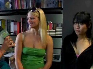 Verzweifelte Süße Nackt In Der Öffentlichkeit Und Fickt, Um Die Miete Zu Zahlen 7