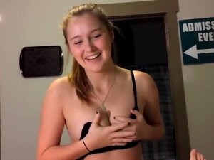 Blondin Får Sperma I Munnen,