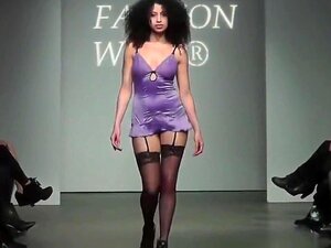 Sexy Closing Runway Fashion Show, Bijvoorbeeld