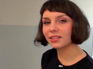 Шармантна девојка ради пушење у тоалету