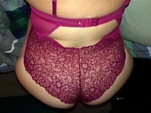 Дебела Латина са великом гузом пуши црни бик док су момци одсутни